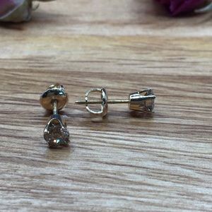 Diamond stud earrings (genuine diamonds and 14kt yellow gold)